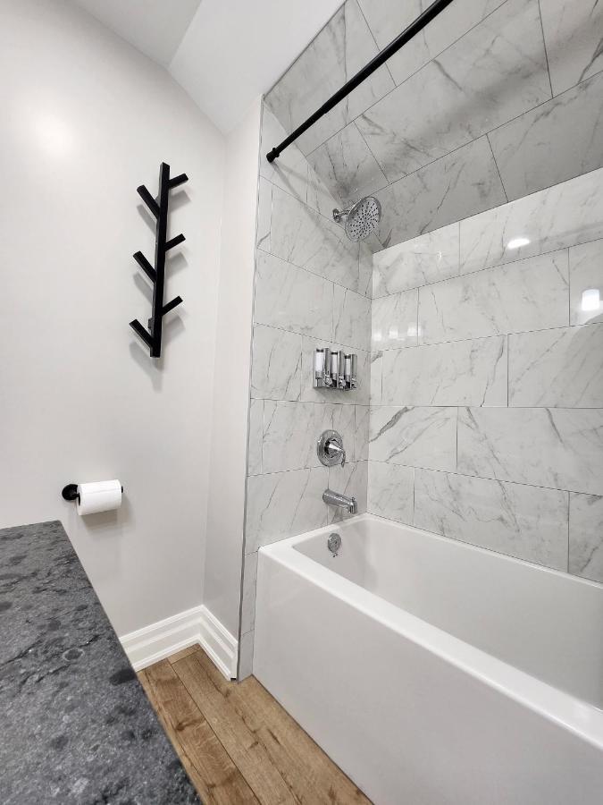 The Cozy Cove Modern King-Bedroom Full Apartment Sainte-Catherine 外观 照片
