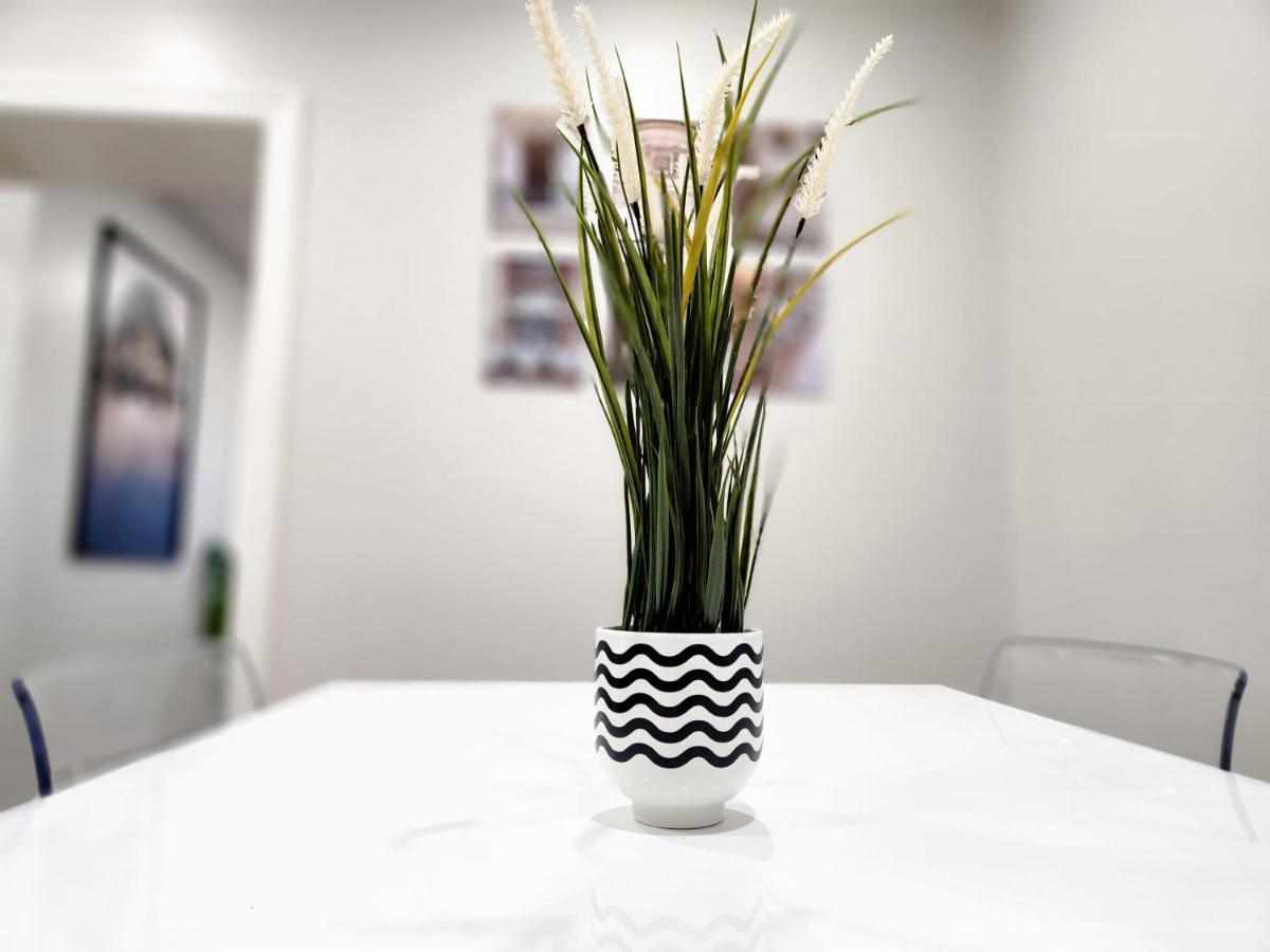 The Cozy Cove Modern King-Bedroom Full Apartment Sainte-Catherine 外观 照片